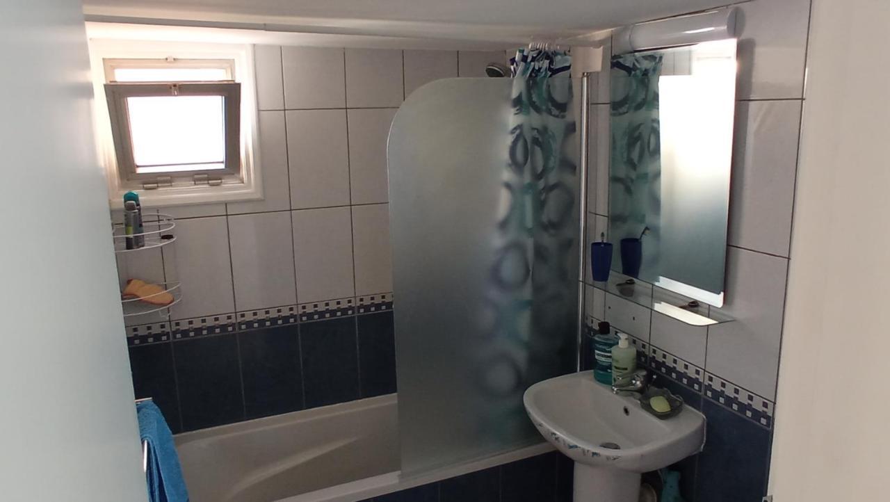 5 Min To The Beach Holiday Shared Apartment Incl Netflix - Private Room In 3 Bdr Apt ลาร์นาคา ภายนอก รูปภาพ